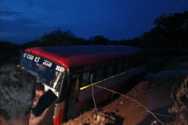 Government Bus | ಅವೈಜ್ಞಾನಿಕ ಸೇತುವೆ ಕಾಮಗಾರಿ ಎಫೆಕ್ಟ್ : ಮಣ್ಣಿನಲ್ಲಿ ಹೂತು ಬಸ್ ಪರದಾಟ