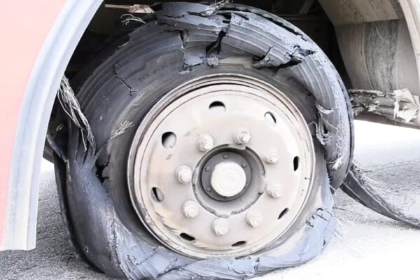 KSRTC Bus Tire Blast | ಹೆದ್ದಾರಿಯಲ್ಲಿ ಬ್ಲಾಸ್ಟ್ ಆಯ್ತು ಕೆ ಎಸ್ ಆರ್ ಟಿ ಸಿ ಬಸ್ ಟೈರ್